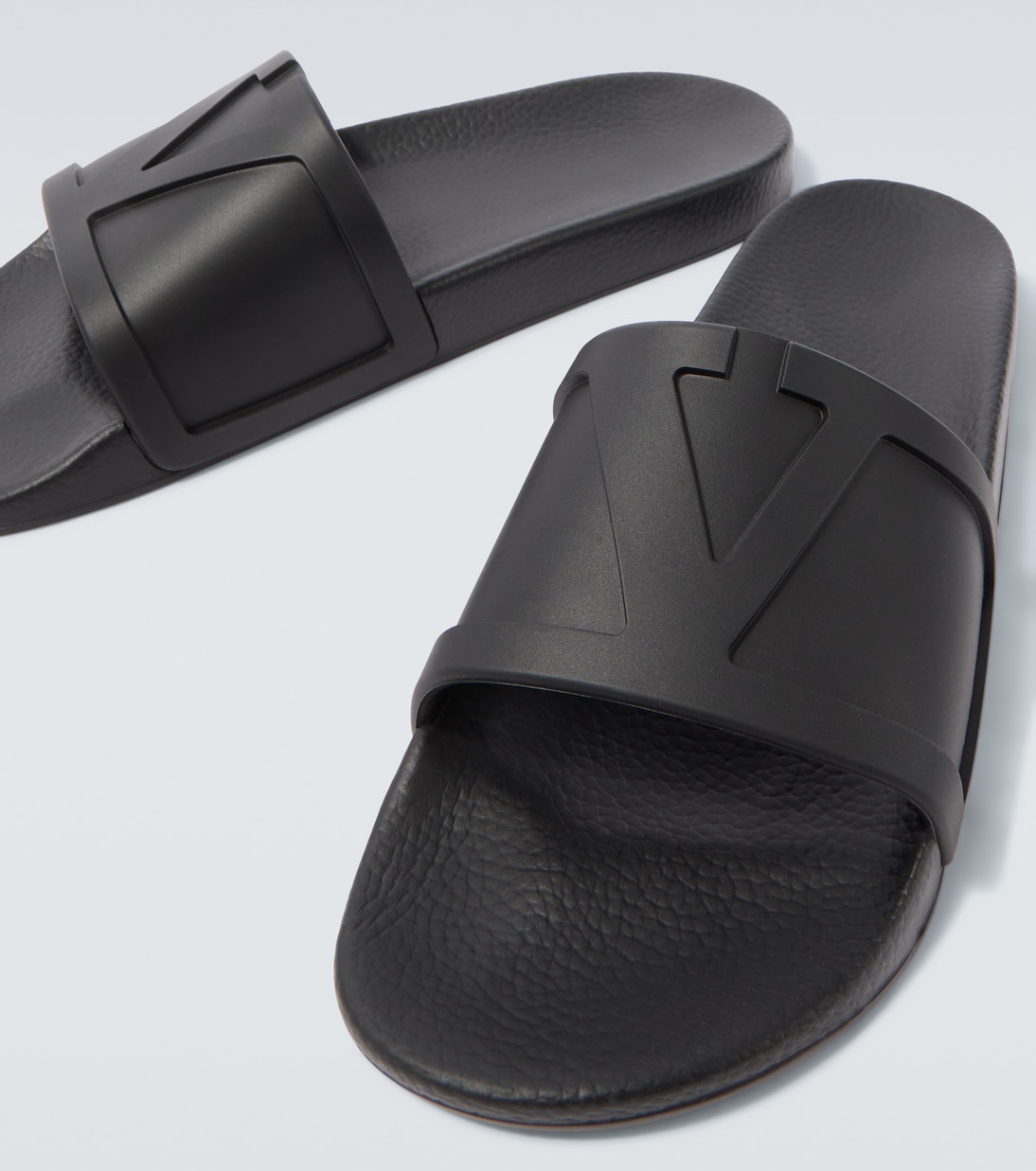 VLogo slides | Valentino Garavani