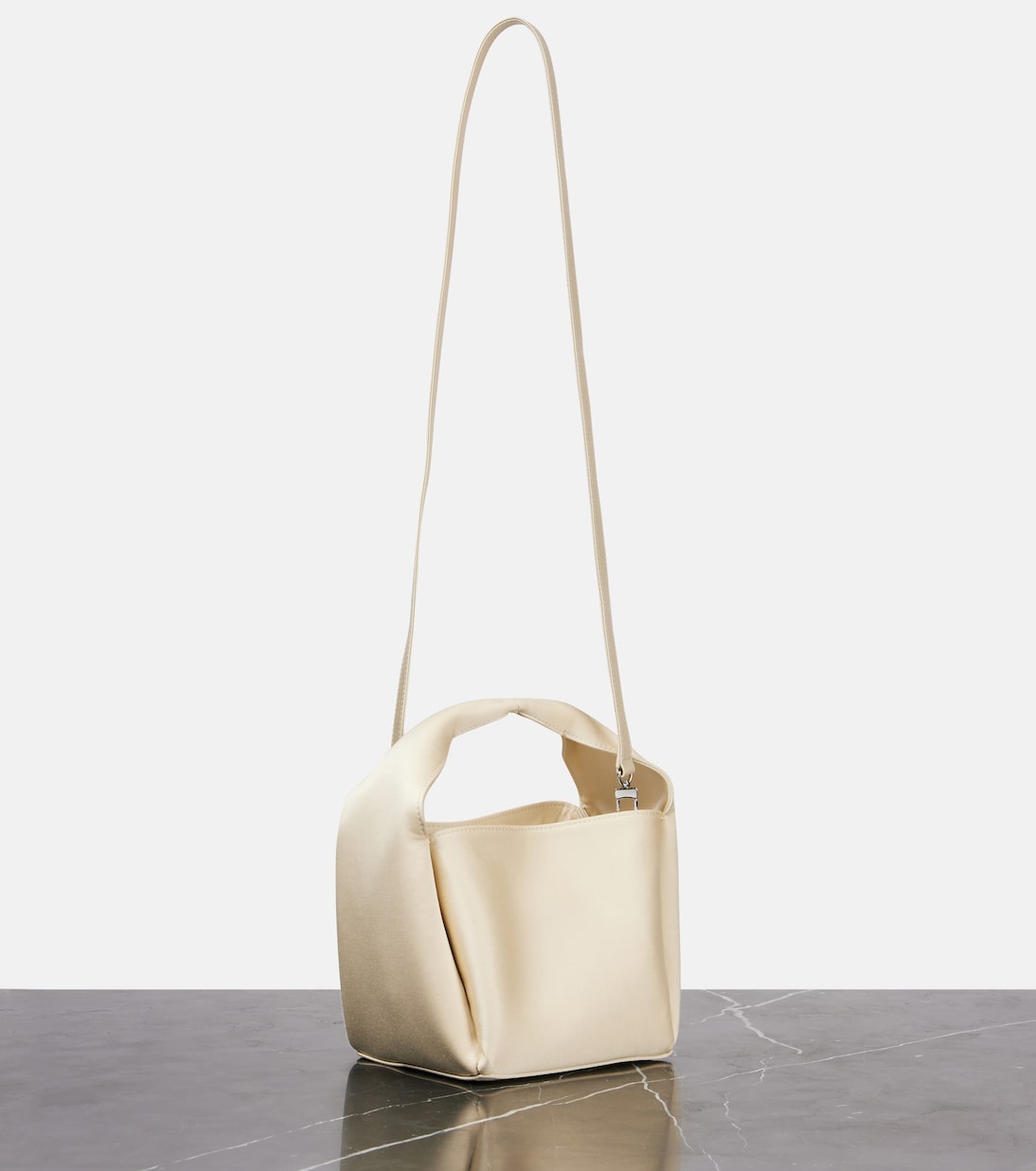 Bucket Bag Petite aus Satin | Toteme