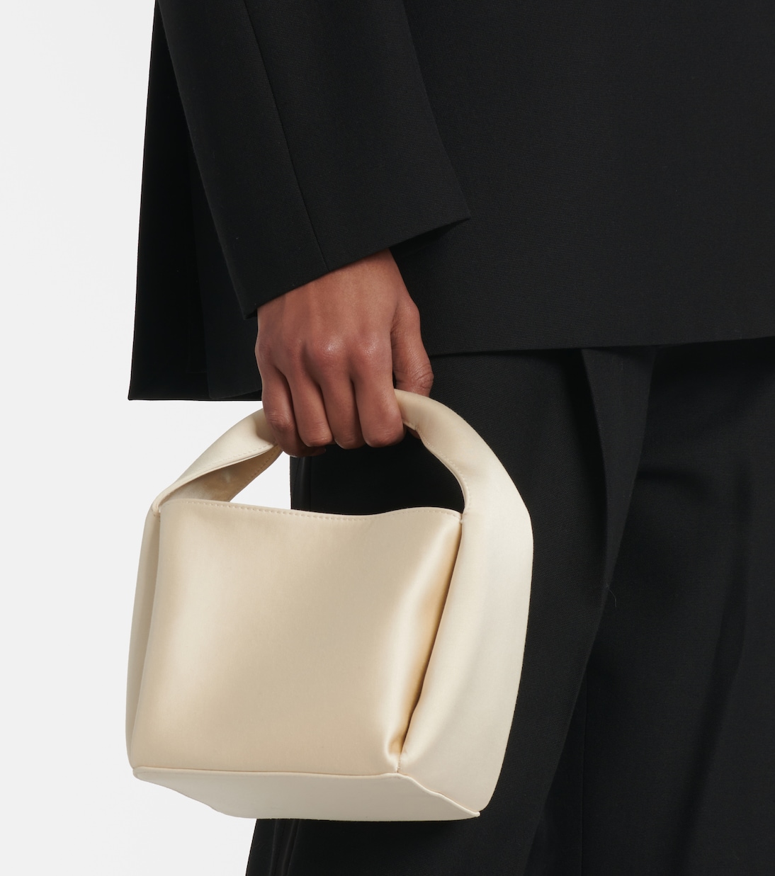 Bucket Bag Petite aus Satin | Toteme