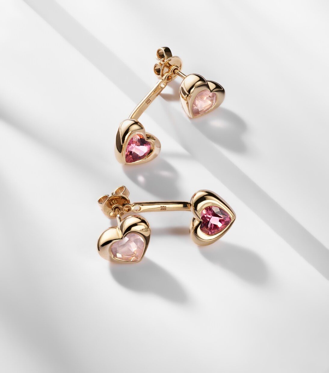 Ohrringe aus 14kt Gelbgold mit Turmalin und Rosenquarz | Roxanne First