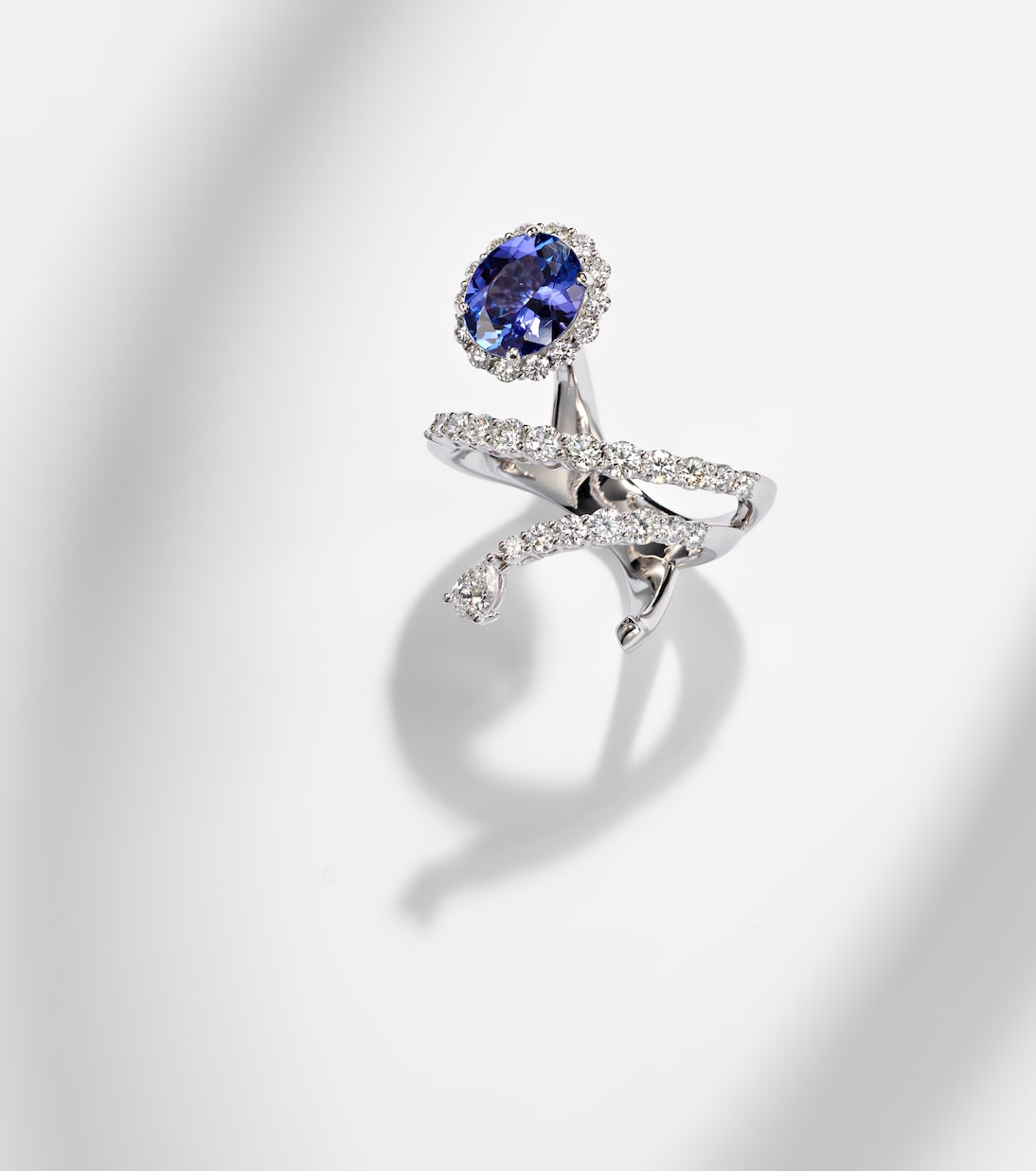 Ring aus 18kt Weißgold (750/1000) mit Diamanten und Tansanit | Yeprem