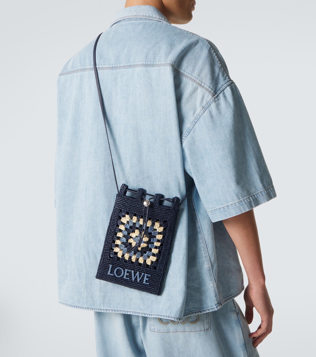 Paula's Ibiza Etui mit Riemen aus Raffiabast | Loewe