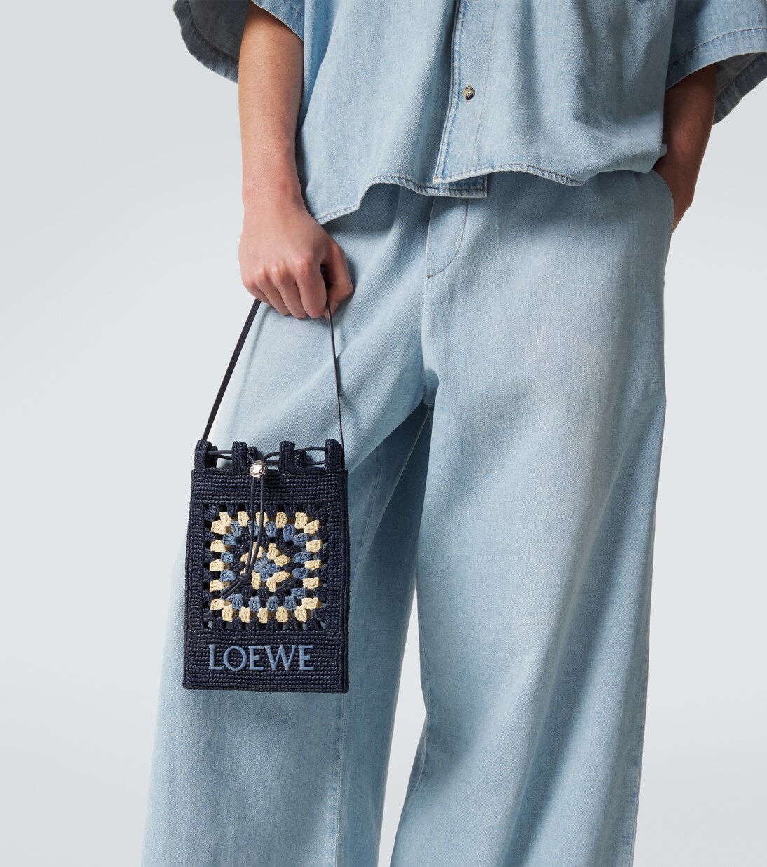 Paula's Ibiza Etui mit Riemen aus Raffiabast | Loewe