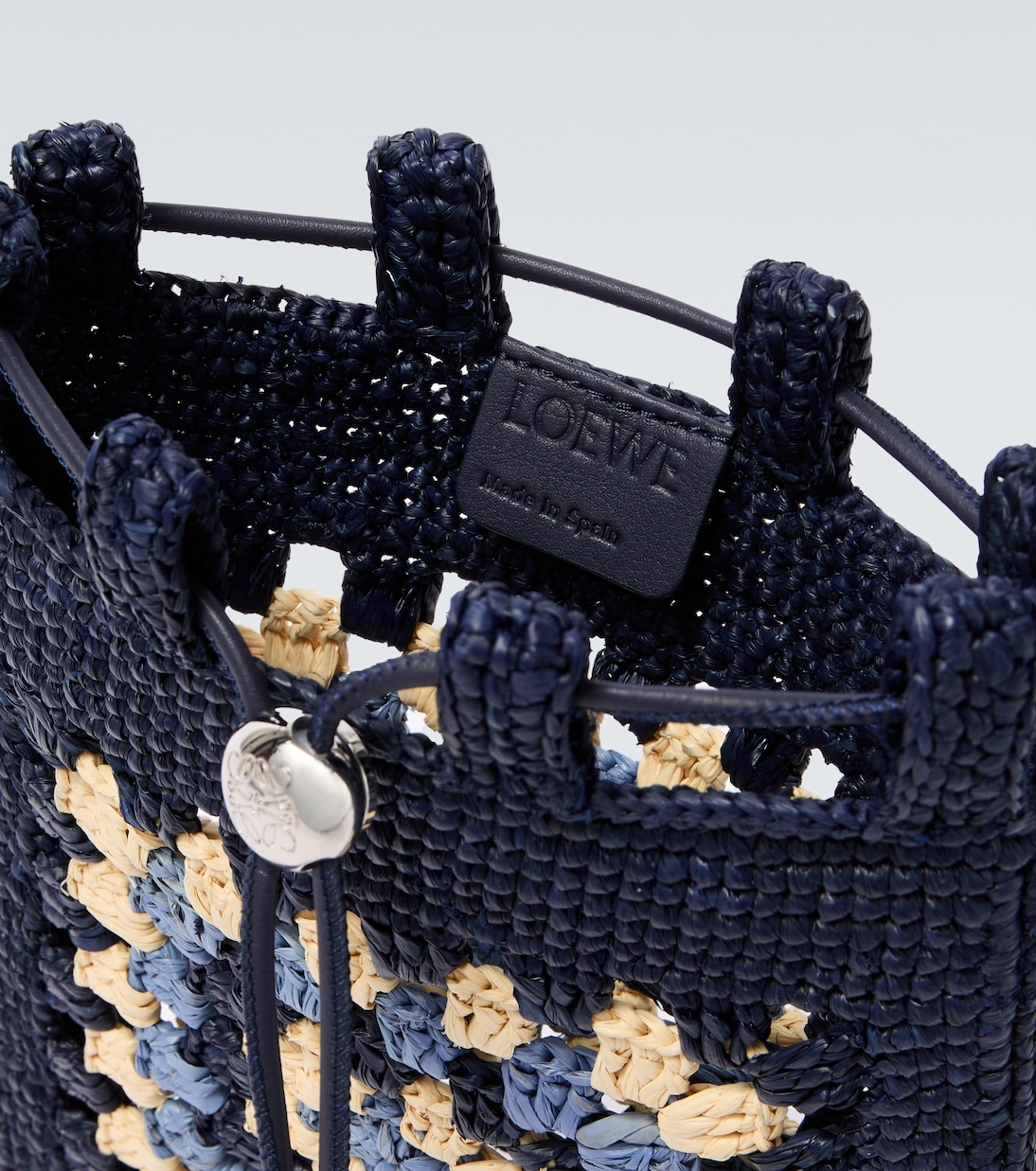 Paula's Ibiza Etui mit Riemen aus Raffiabast | Loewe