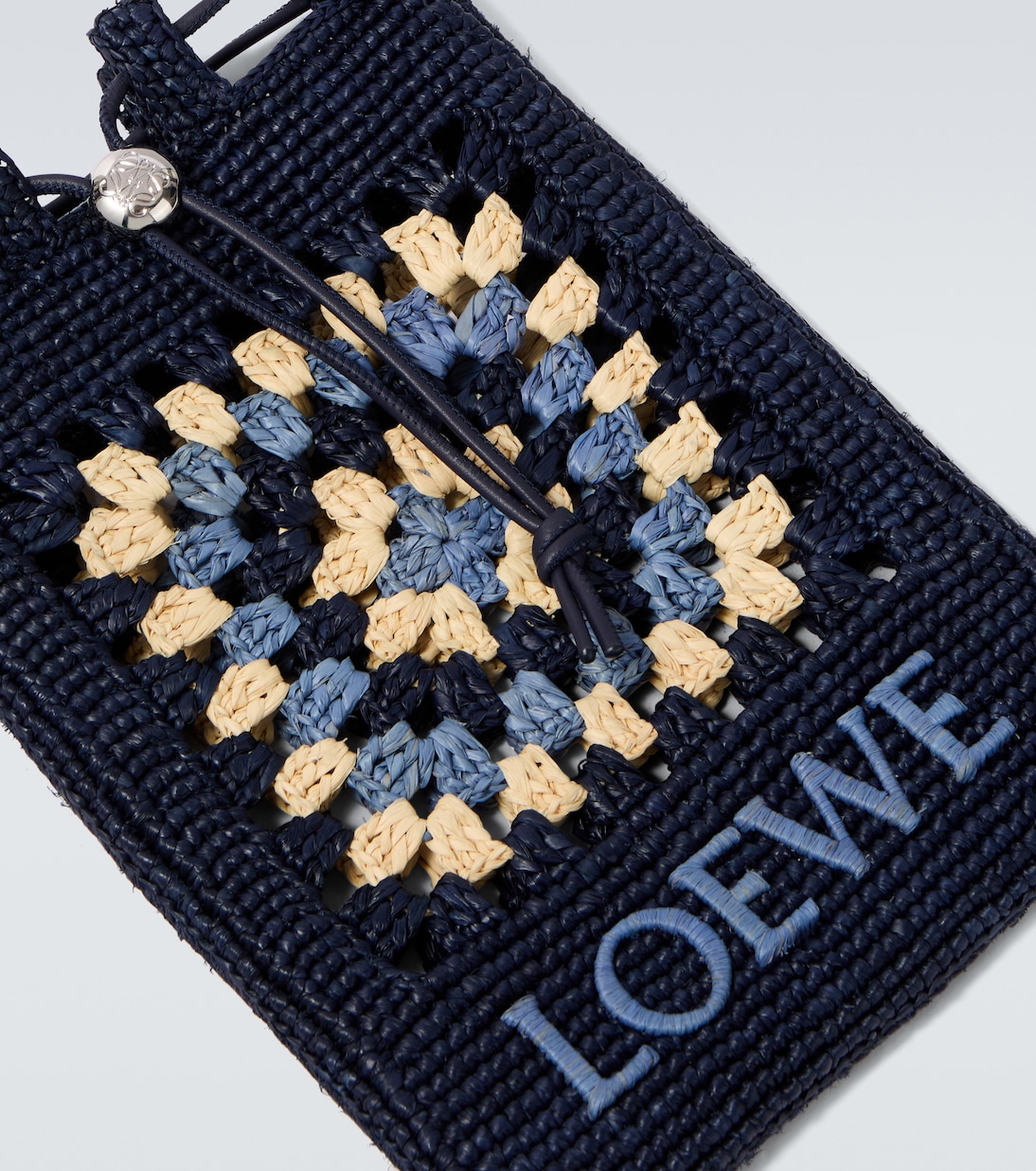 Paula's Ibiza Etui mit Riemen aus Raffiabast | Loewe