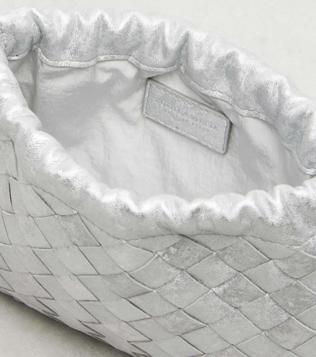 Pochette Small en cuir Intrecciato métallisé | Bottega Veneta