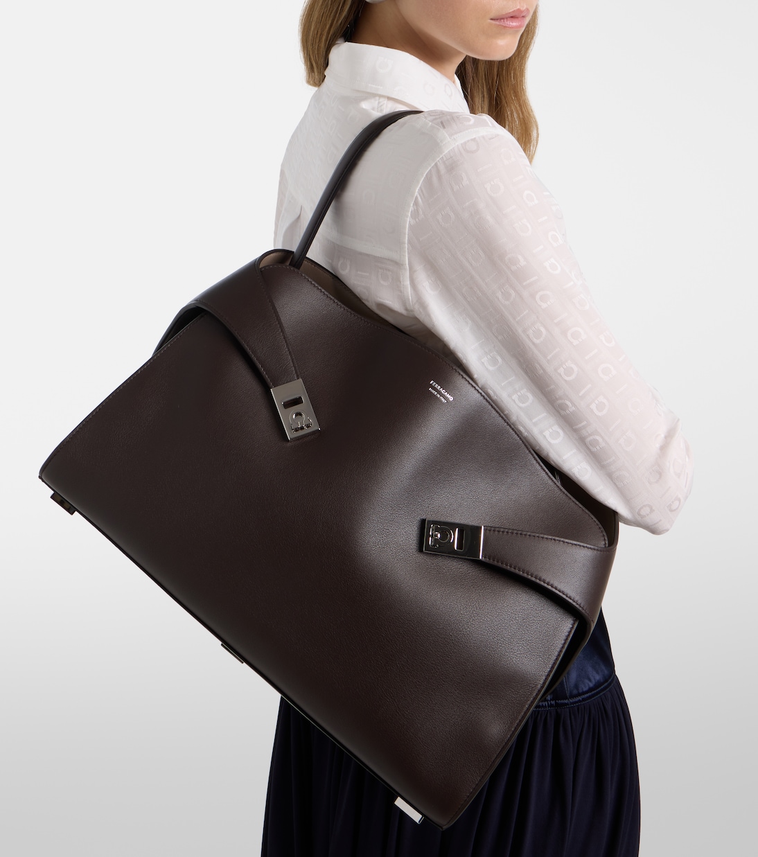 Hug Soft Medium leather shoulder bag | Ferragamo