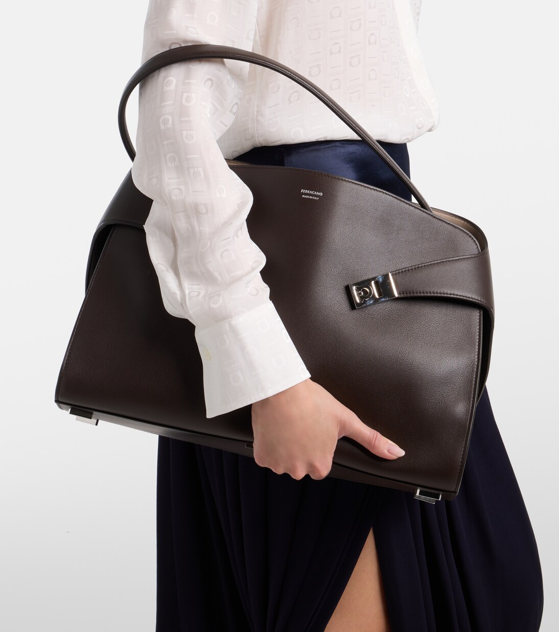 Hug Soft Medium leather shoulder bag | Ferragamo