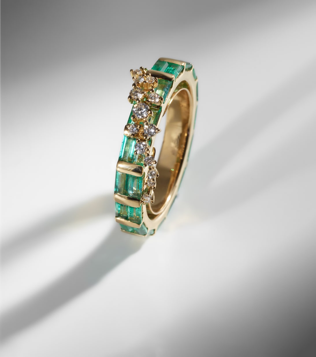 Scatter 18kt gold ring with emeralds and diamonds | Ananya