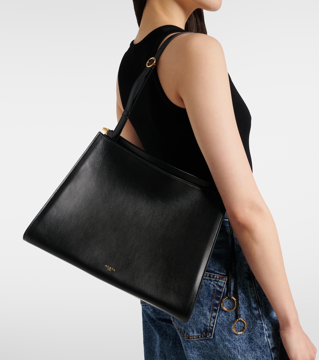 Curve M号皮革单肩包 | Alaïa