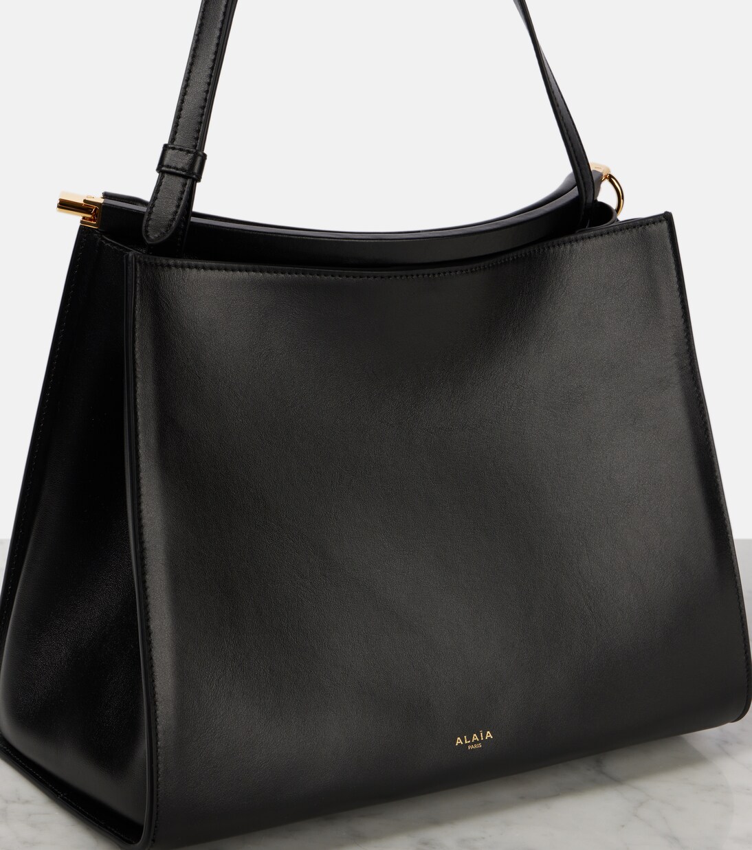 Curve M号皮革单肩包 | Alaïa