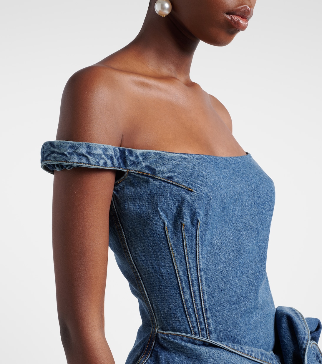 Robe en denim à épaules dénudées et appliqués floraux | Magda Butrym