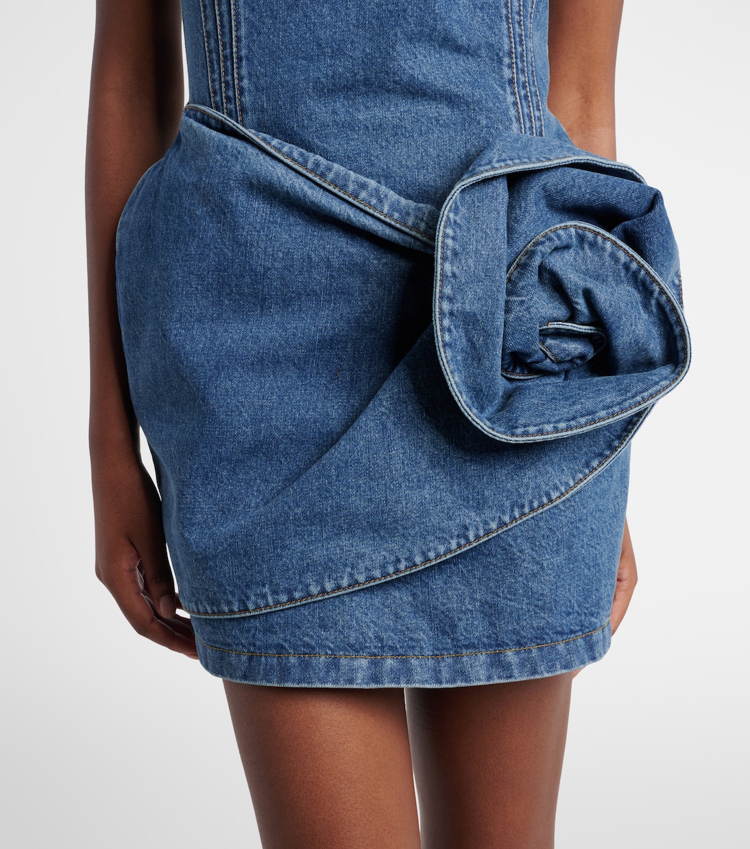 Robe en denim à épaules dénudées et appliqués floraux | Magda Butrym