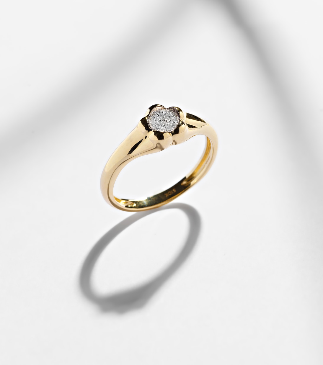 Ring Crosby aus 10kt Gelbgold (417/1000) mit Diamanten | Stone and Strand