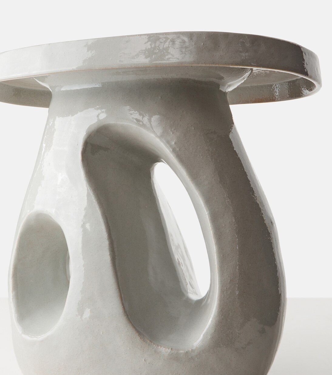 Amé 10 stoneware side table by Marie Michielssen | Serax