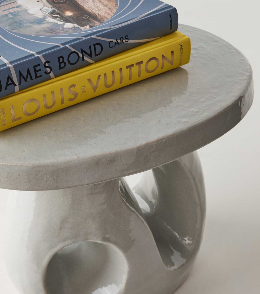 Amé 10 stoneware side table by Marie Michielssen | Serax