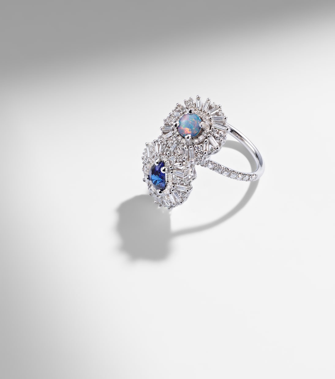 Ring aus 18kt Weißgold mit Edelsteinen | Suzanne Kalan