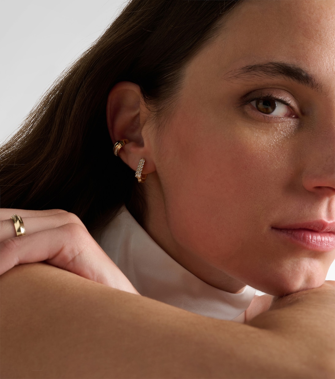 Einzelner Ear Cuff Knife Edge aus 14kt Gelbgold mit Diamanten | Stone and Strand