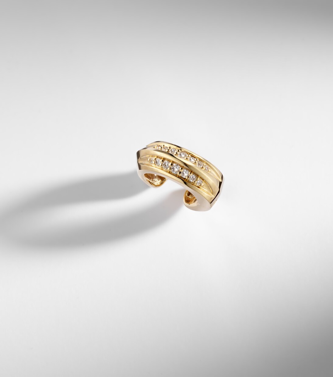 Einzelner Ear Cuff Knife Edge aus 14kt Gelbgold mit Diamanten | Stone and Strand