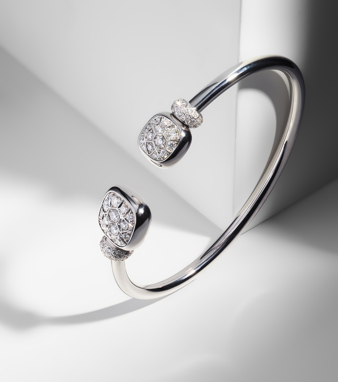 Bracelet Nudo en or blanc 18 ct, diamants et topazes | Pomellato