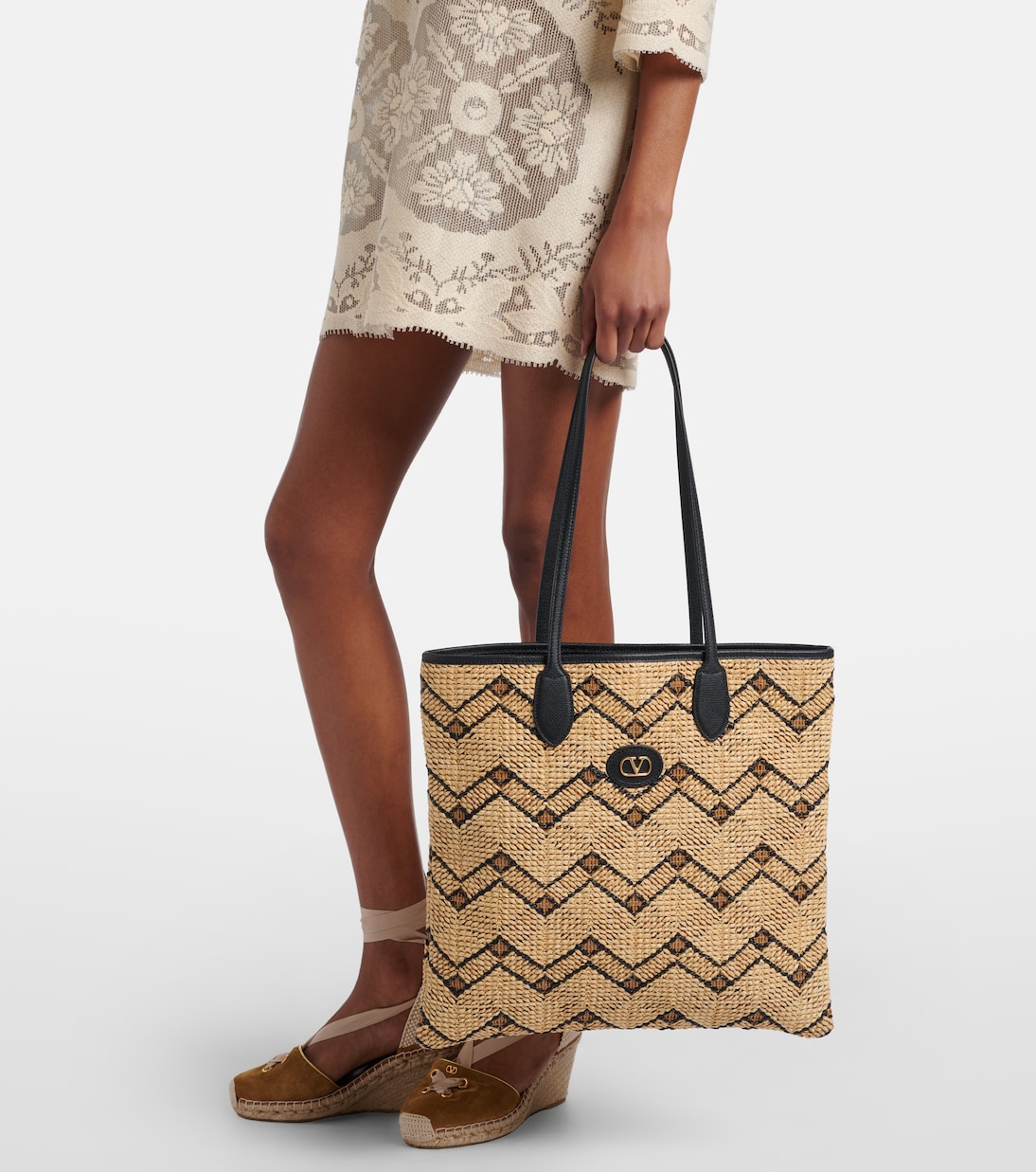 VLogo N/S Medium raffia tote bag | Valentino Garavani
