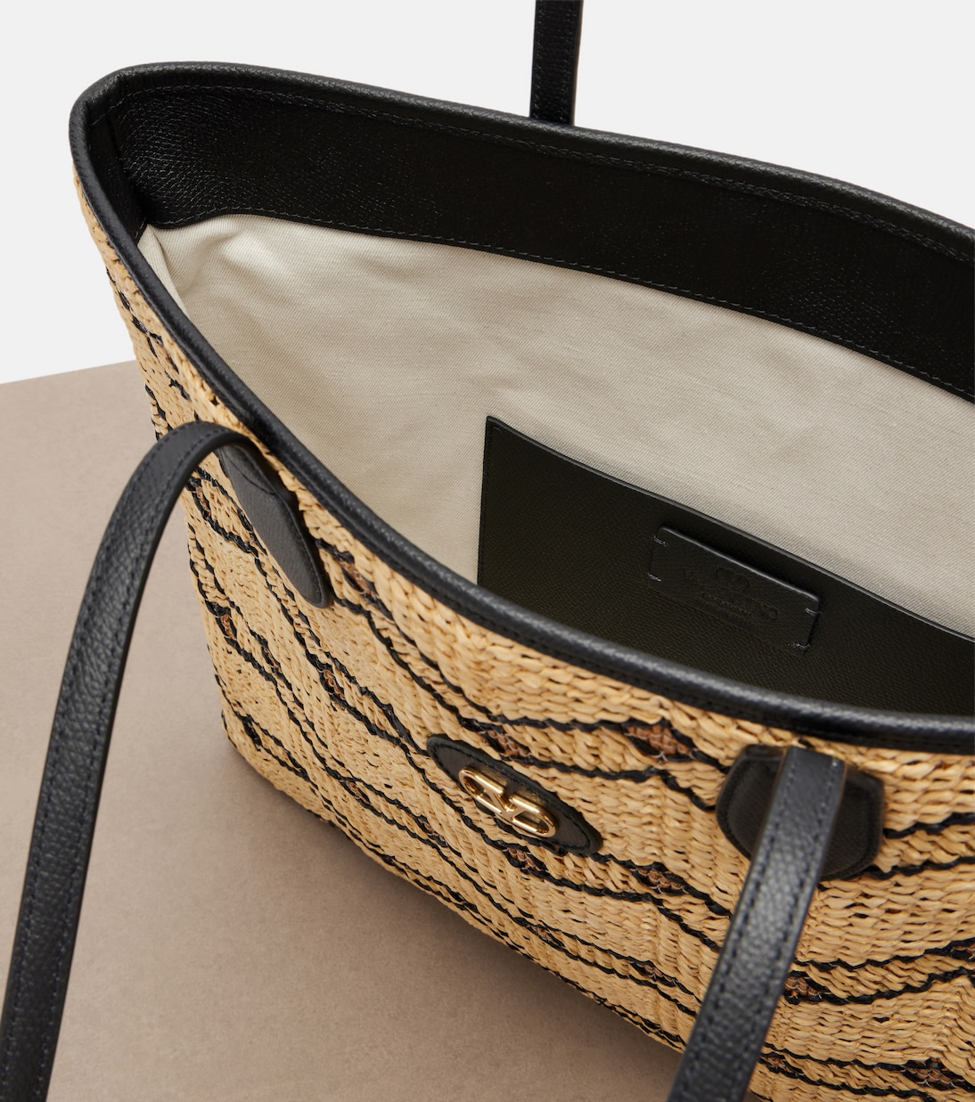 VLogo N/S Medium raffia tote bag | Valentino Garavani