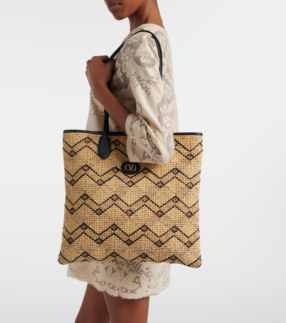 VLogo N/S Medium raffia tote bag | Valentino Garavani