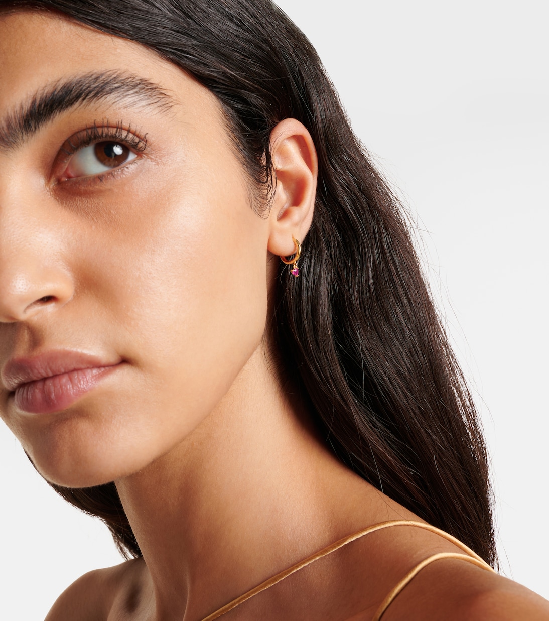 Pendientes de aro Charmed Micro Gabby de oro de 18 ct con rubí | Octavia Elizabeth