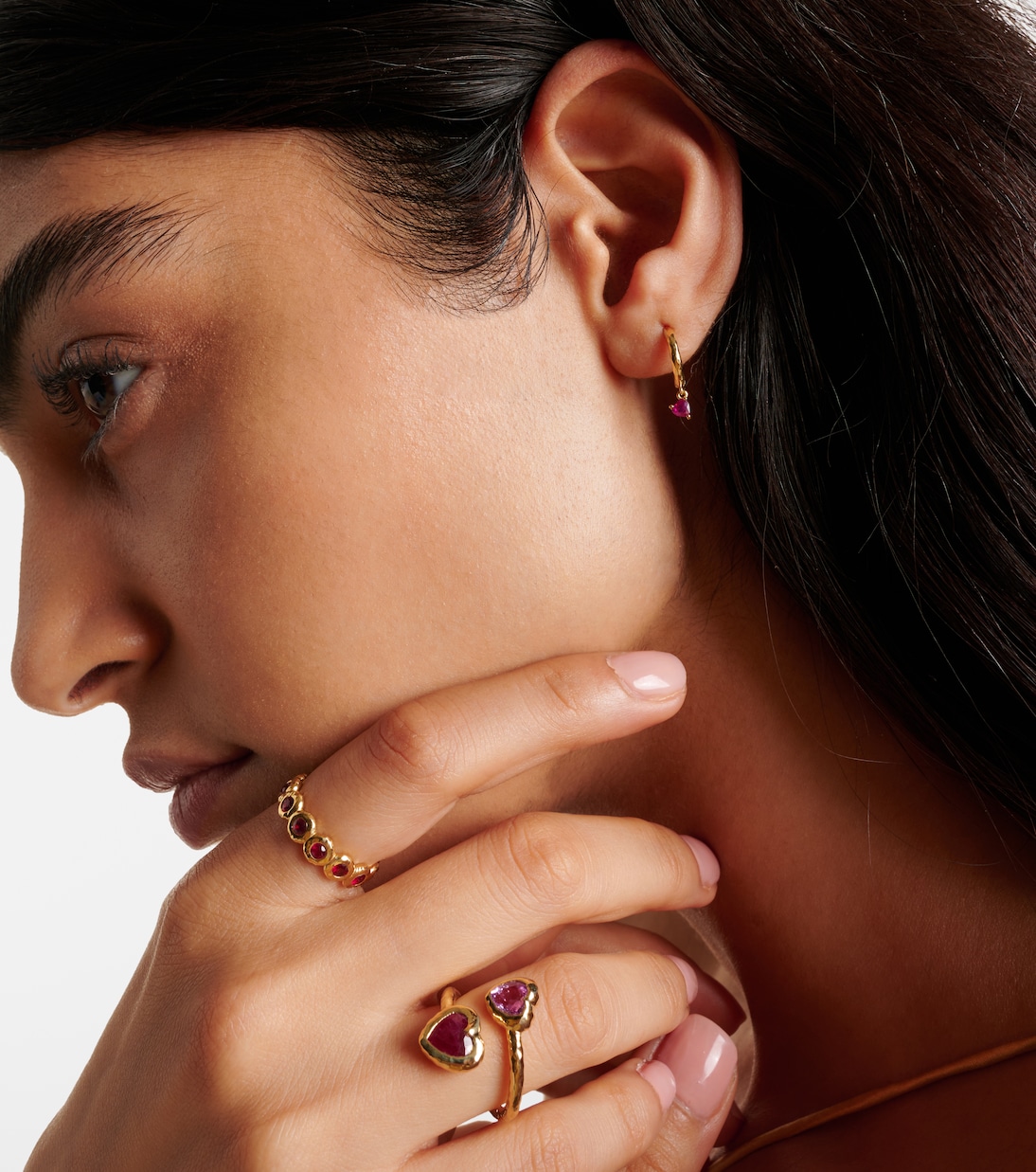 Pendientes de aro Charmed Micro Gabby de oro de 18 ct con rubí | Octavia Elizabeth