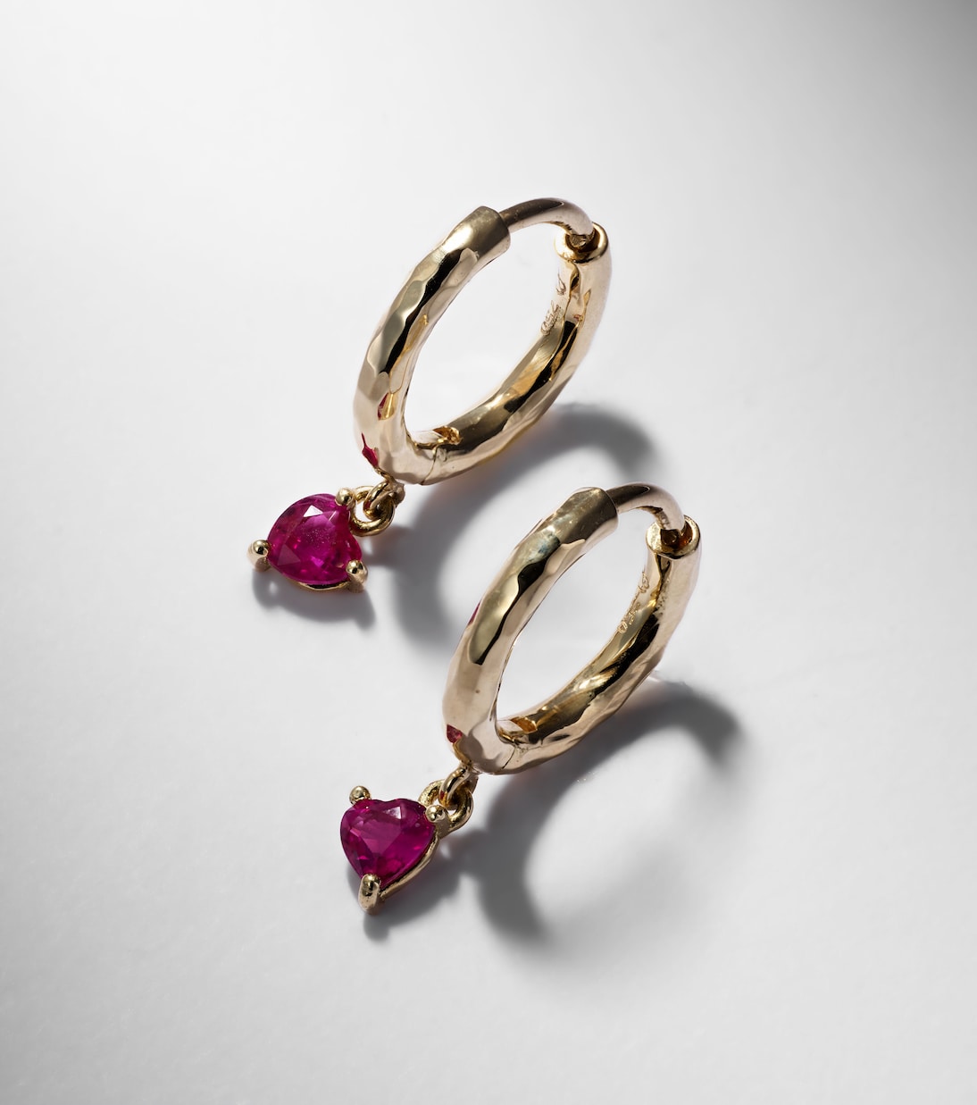 Pendientes de aro Charmed Micro Gabby de oro de 18 ct con rubí | Octavia Elizabeth