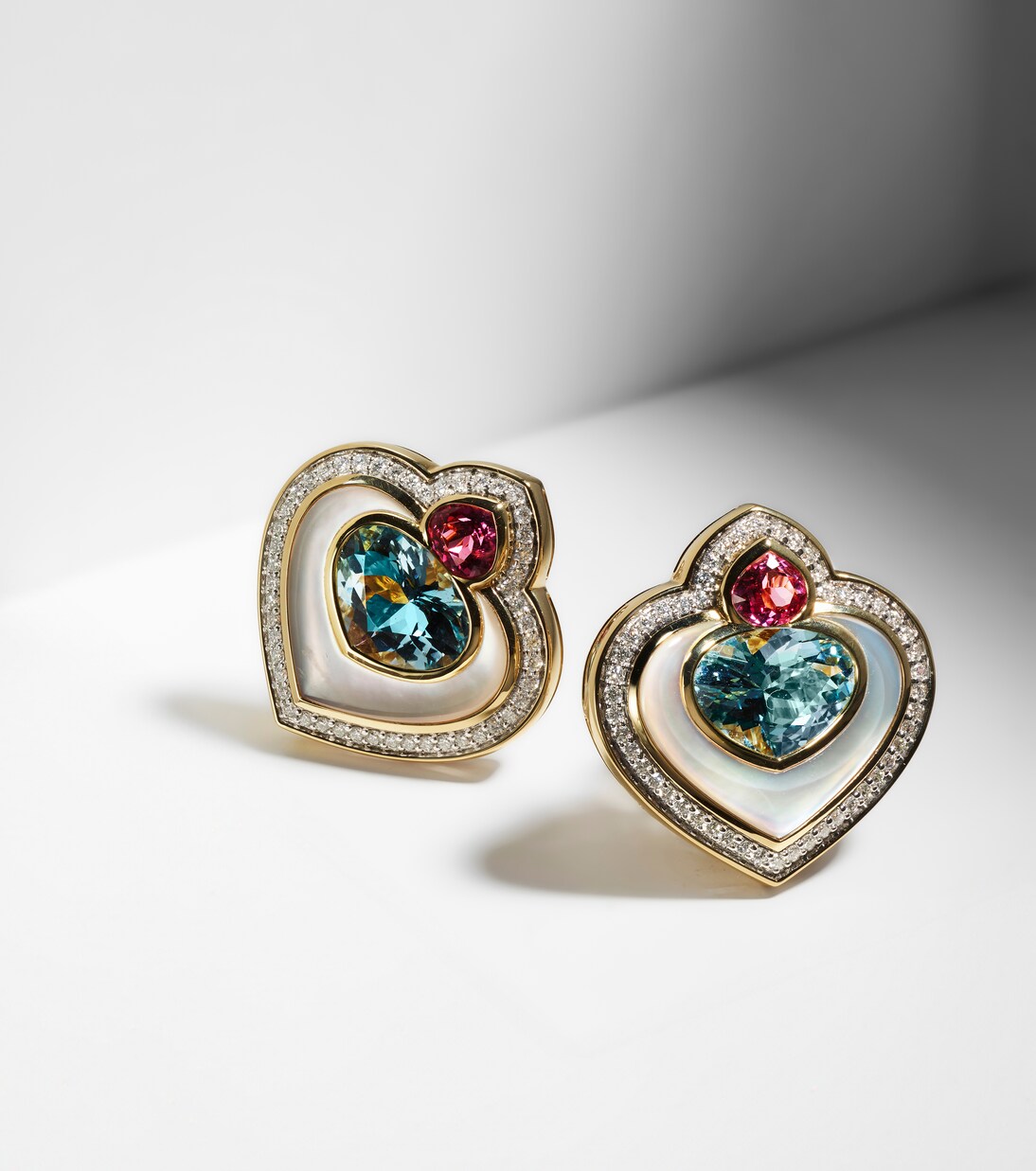 Ohrringe Popillia aus 18kt Gelbgold mit Perlmutt und Edelsteinen | Marina B