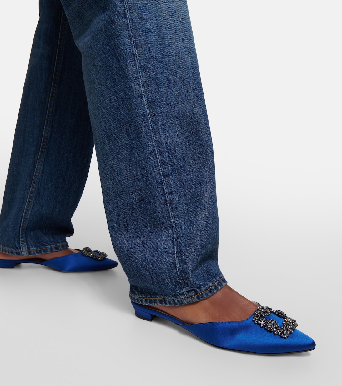 Mules Hangisimuflat de satén adornados | Manolo Blahnik