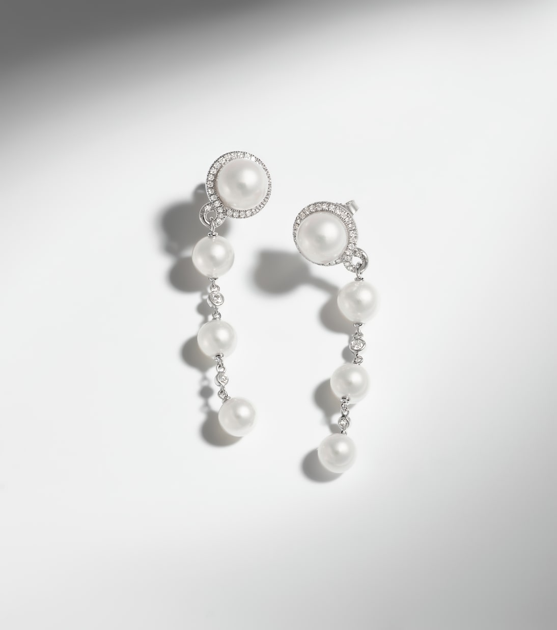 Ohrringe aus 18kt Weißgold mit Diamanten und Akoyaperlen | Mikimoto