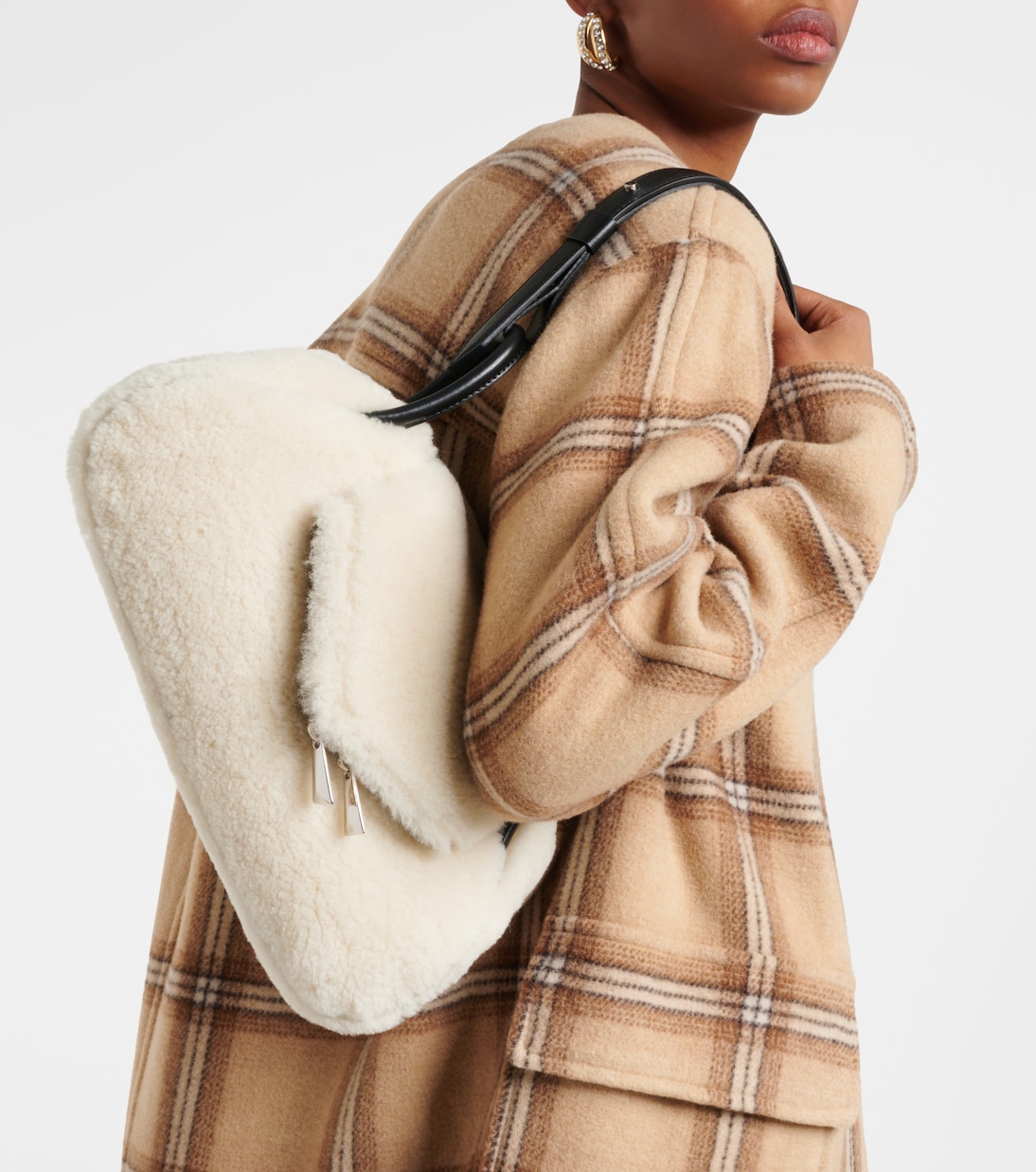 Bolso al hombro Gemini Small de borrego | Amina Muaddi