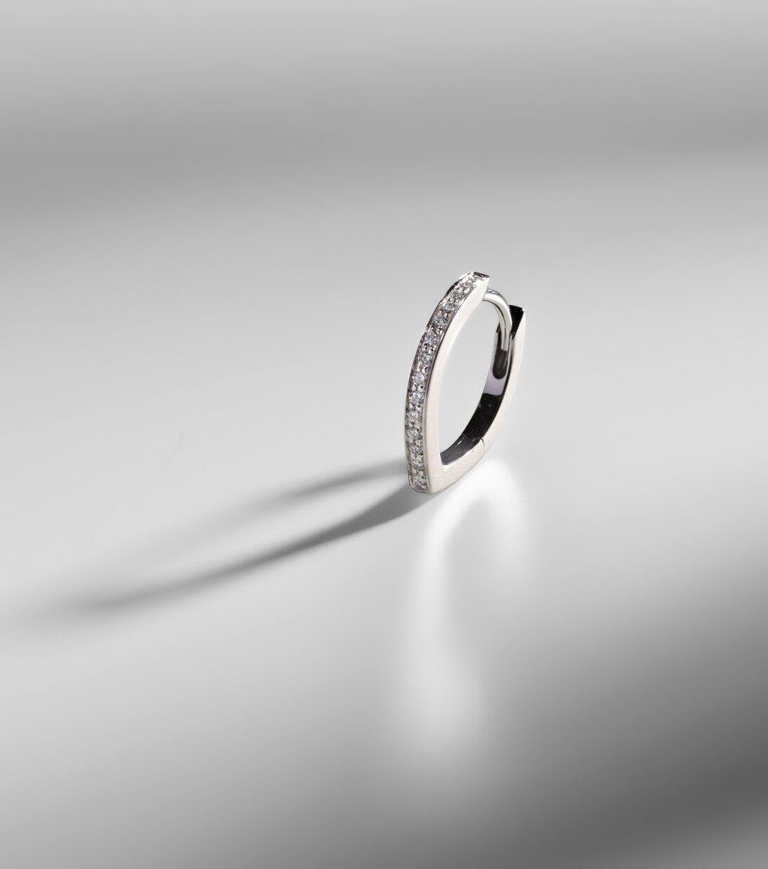 Boucle d'oreille unique Antifer en or blanc 18 ct et diamants | Repossi