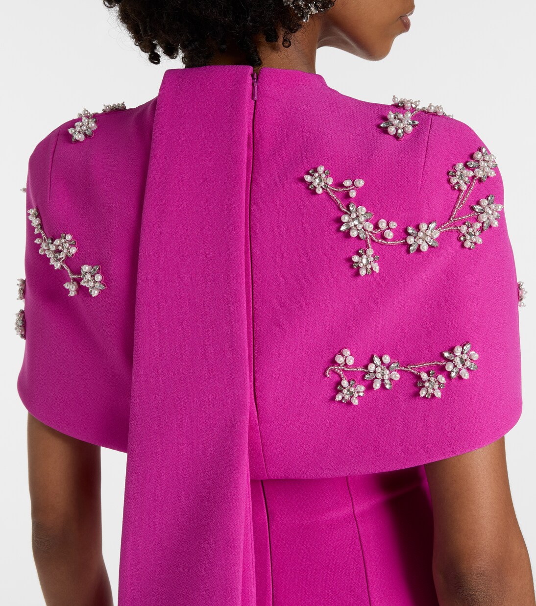 Robe mit Kristallen und Zierperlen | Safiyaa