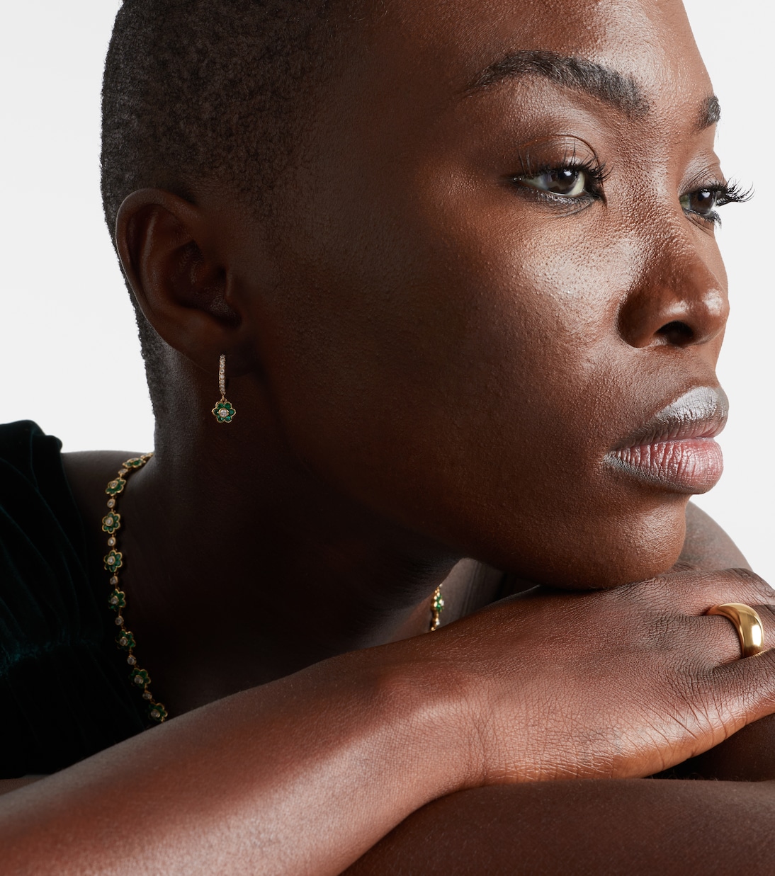 Pendientes Flora de oro de 18 ct con diamantes y esmeraldas | Anita Ko