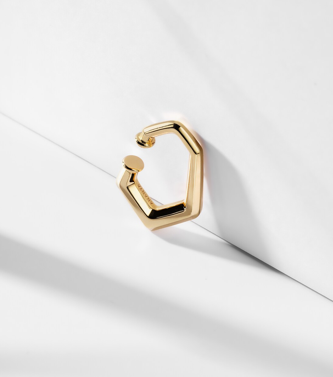 Einzelner Ear Cuff Carved aus 18kt Gelbgold (750/1000) | Ananya