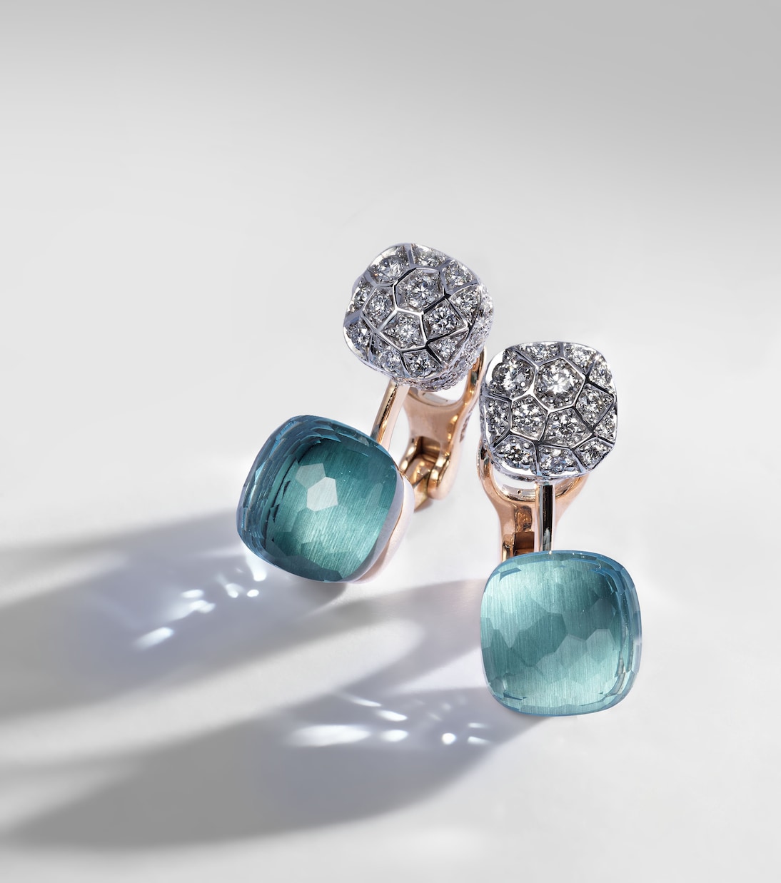 Boucles d'oreilles Nudo en or rose et blanc 18 ct, topazes et diamants | Pomellato