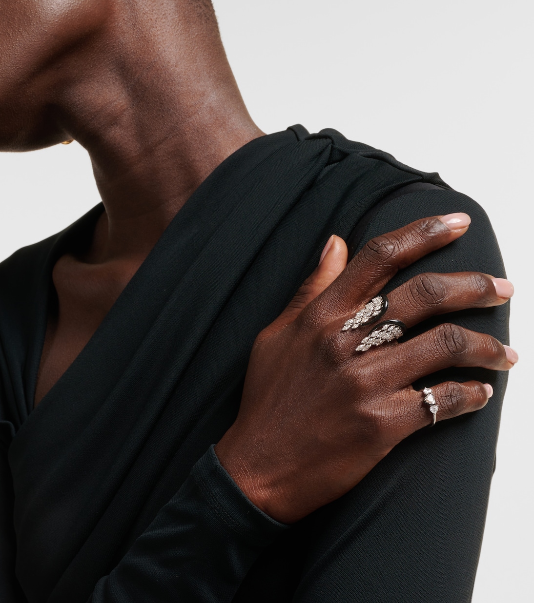 18kt white gold and enamel pinky ring with diamonds | Kamyen