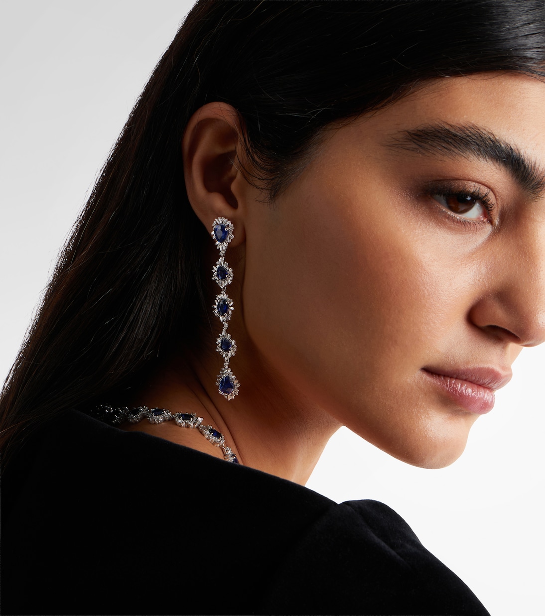 Ohrringe aus 18kt Weißgold (750/1000) mit Diamanten und Saphiren | Suzanne Kalan