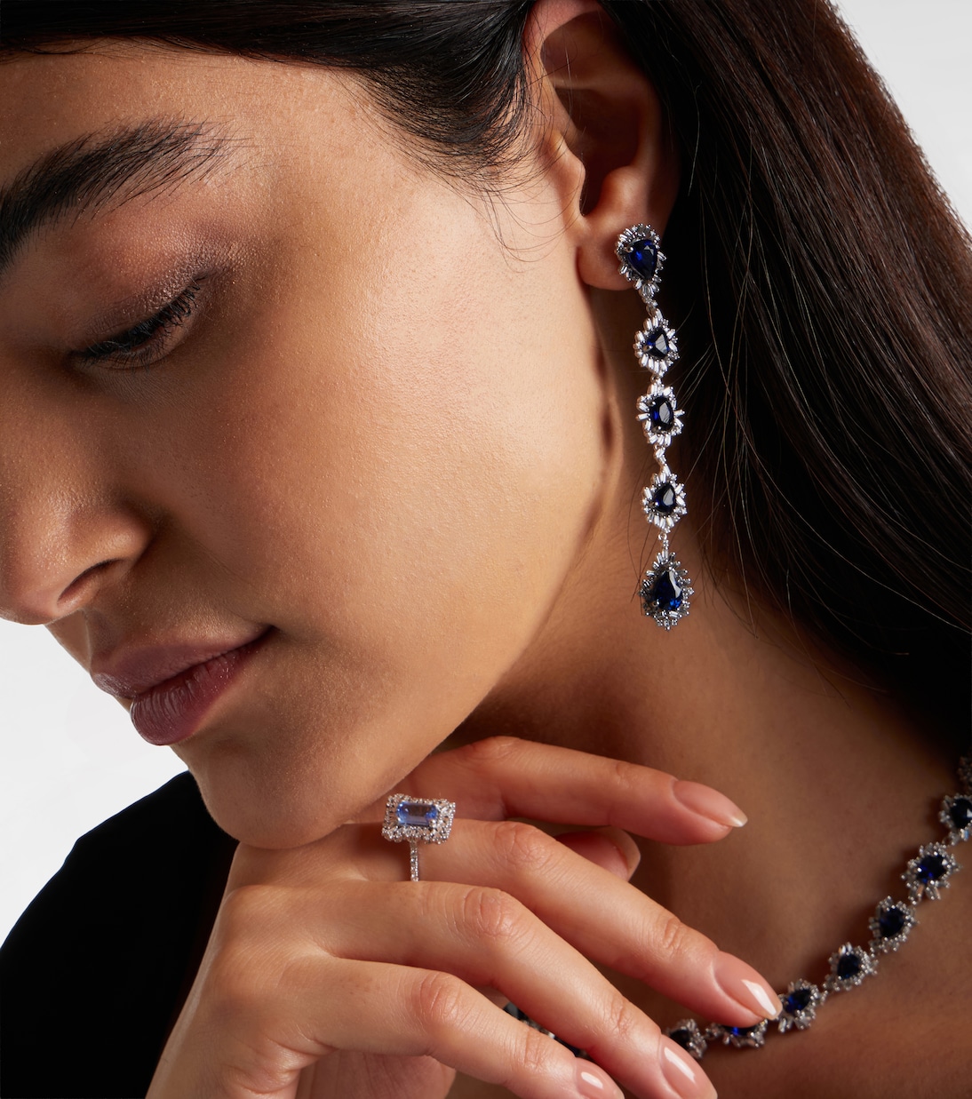 Ohrringe aus 18kt Weißgold (750/1000) mit Diamanten und Saphiren | Suzanne Kalan