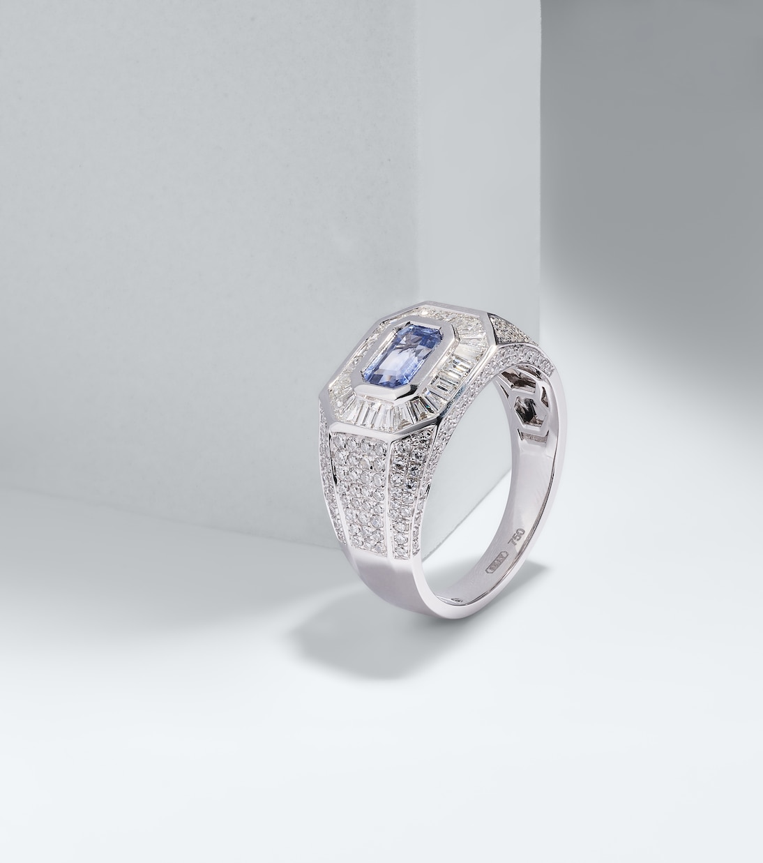 18kt white gold ring with sapphire and diamonds | Shay Jewelry