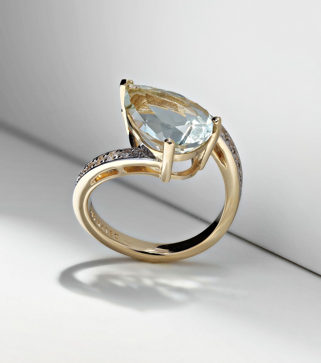 Slanted 14kt gold ring with amethyst and diamonds | Mateo