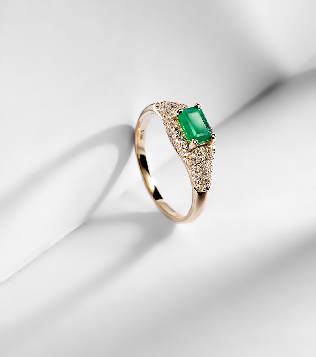 Anillo de oro de 14 ct con diamantes y esmeralda | Stone and Strand