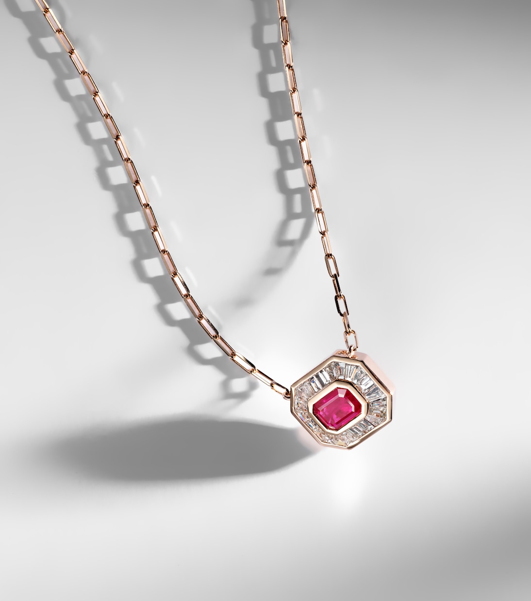 Halskette Halo Mini aus 18kt Roségold (750/1000) mit Diamanten und Rubinen | Shay Jewelry
