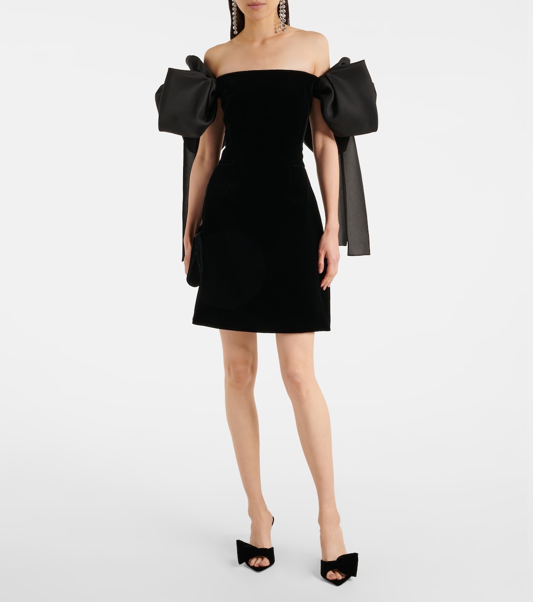 فستان قصير من المخمل بأكتاف مكشوفة  | Carolina Herrera