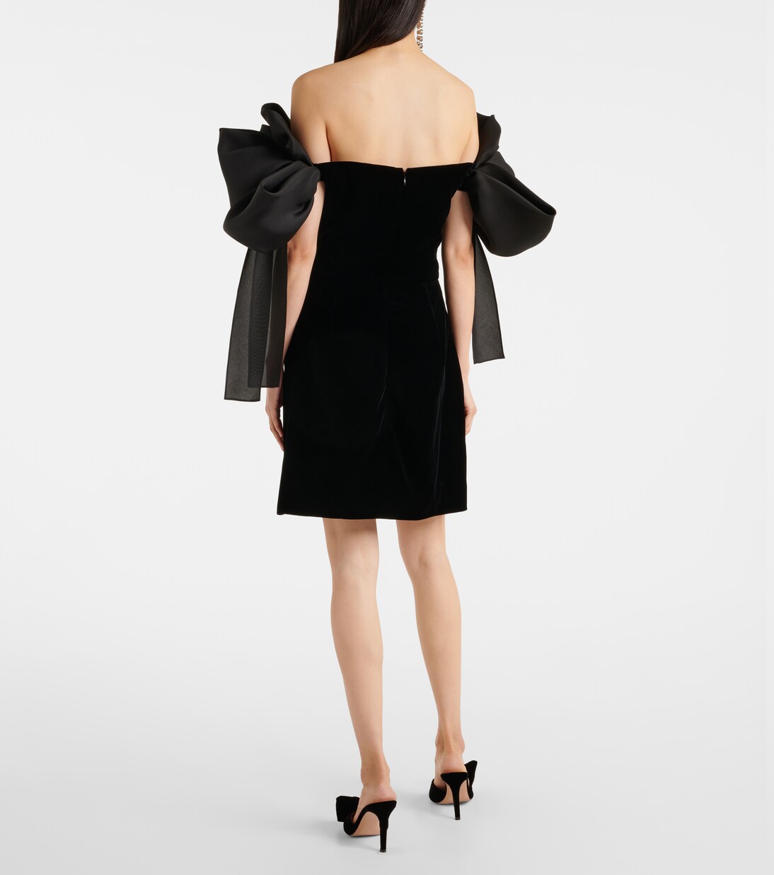 فستان قصير من المخمل بأكتاف مكشوفة  | Carolina Herrera