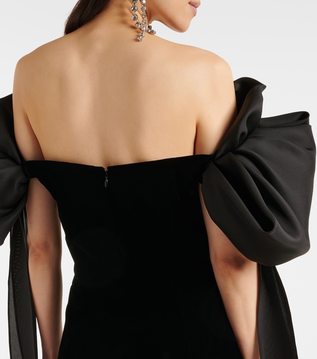 فستان قصير من المخمل بأكتاف مكشوفة  | Carolina Herrera