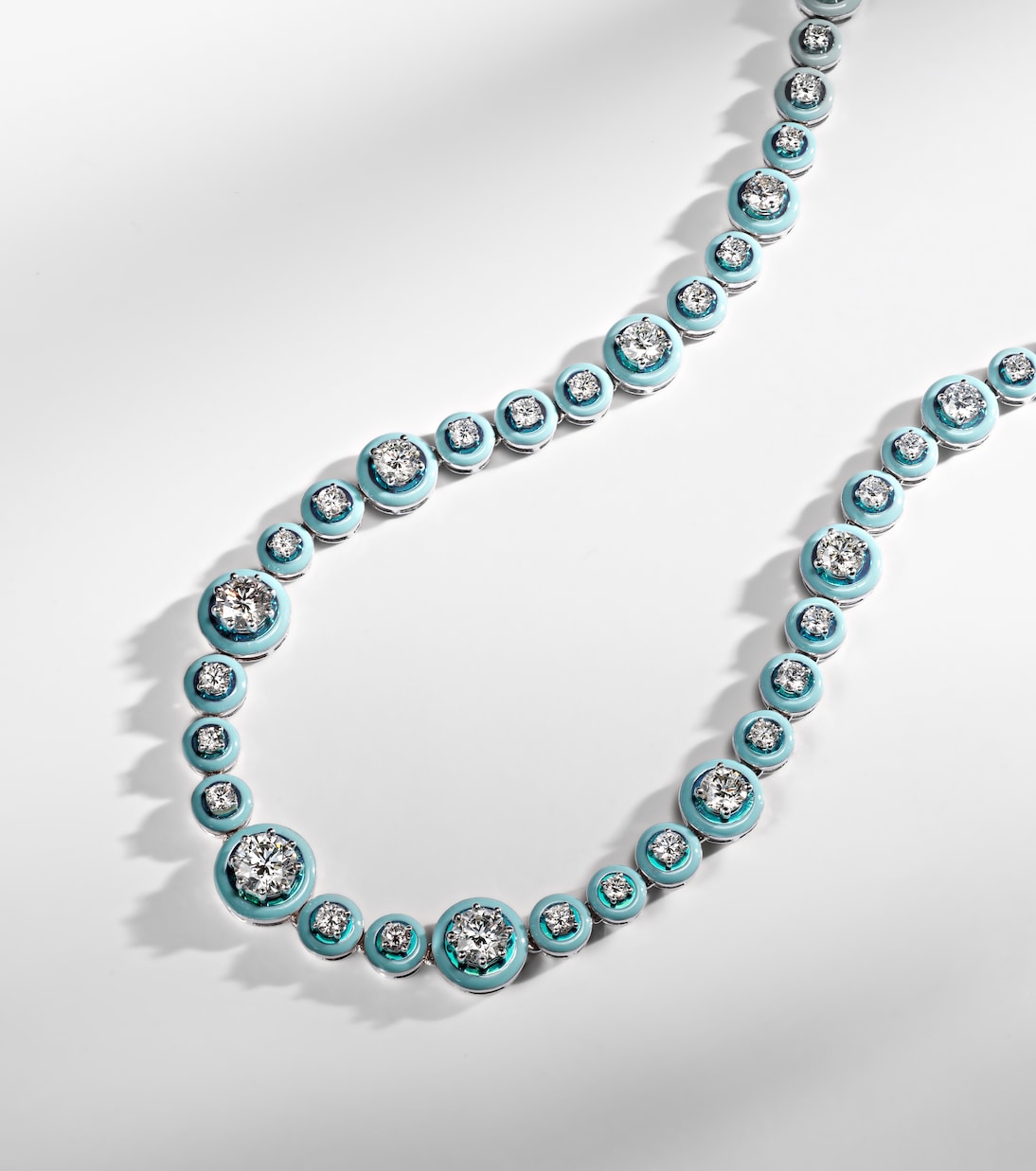 Collier Polka Dots en or blanc 18 ct, émail et diamants | Kamyen